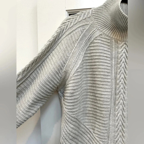 Banana Republic | Light Grey Cotton Blend Heavy Weight Turtleneck Sweater Size L - Picture 5 of 10